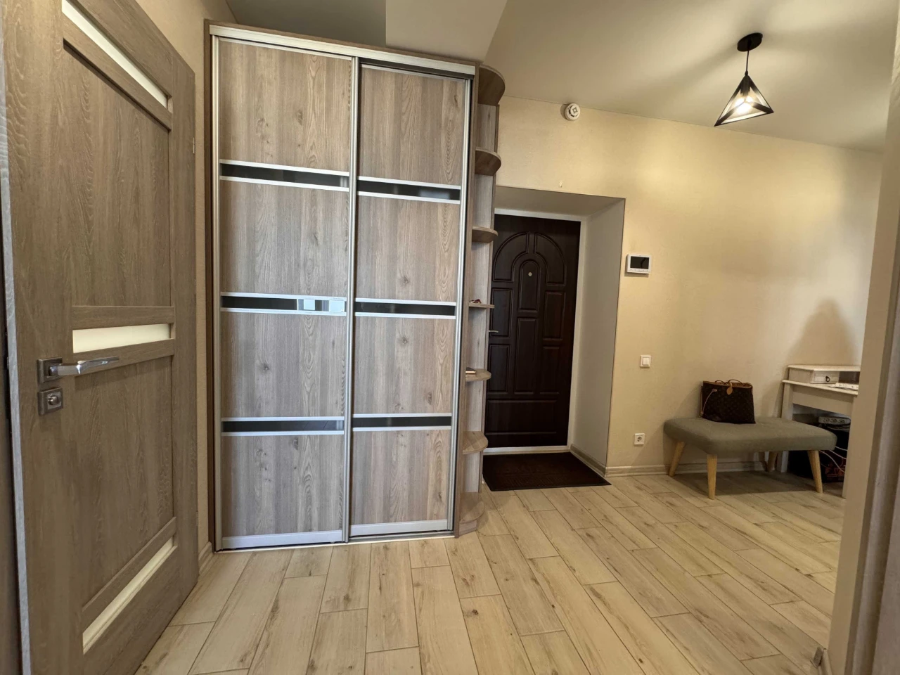 Продам 2-к квартиру 75 м² ЖК Вернисаж с ремонтом, генераторо