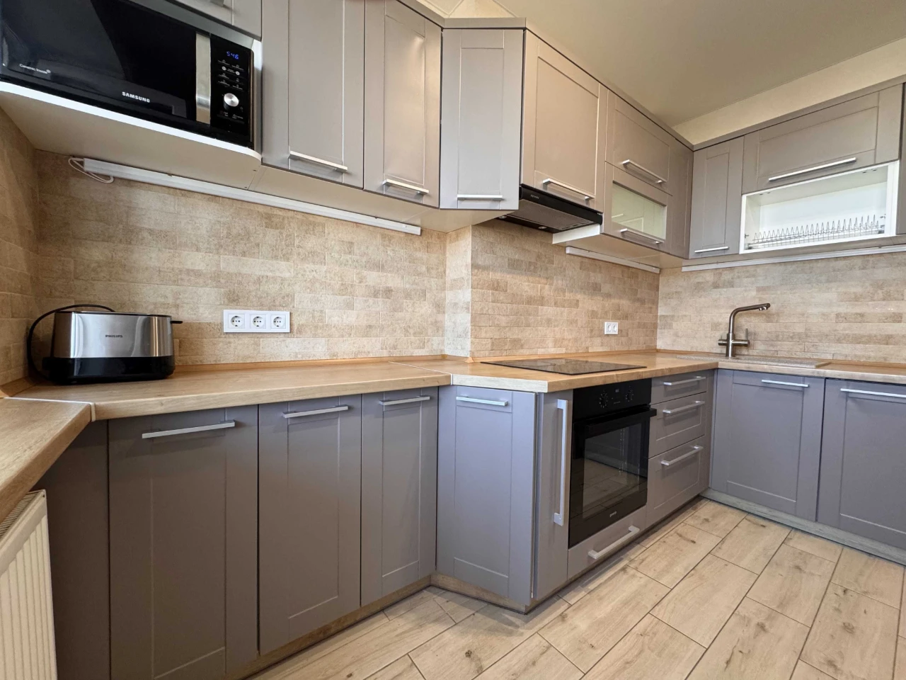 Продам 2-к квартиру 75 м² ЖК Вернисаж с ремонтом, генераторо