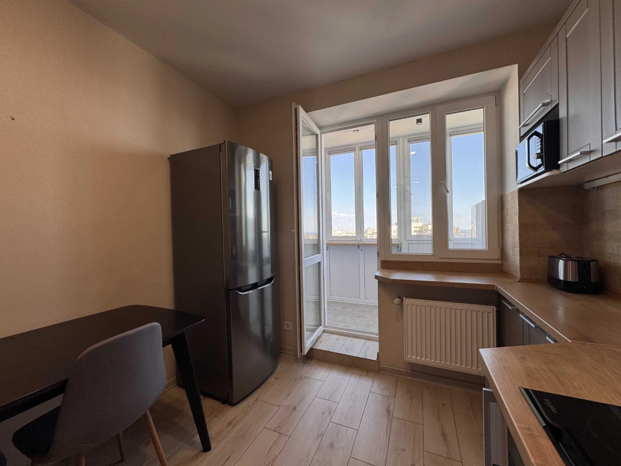 Продам 2-к квартиру 75 м² ЖК Вернисаж с ремонтом, генераторо