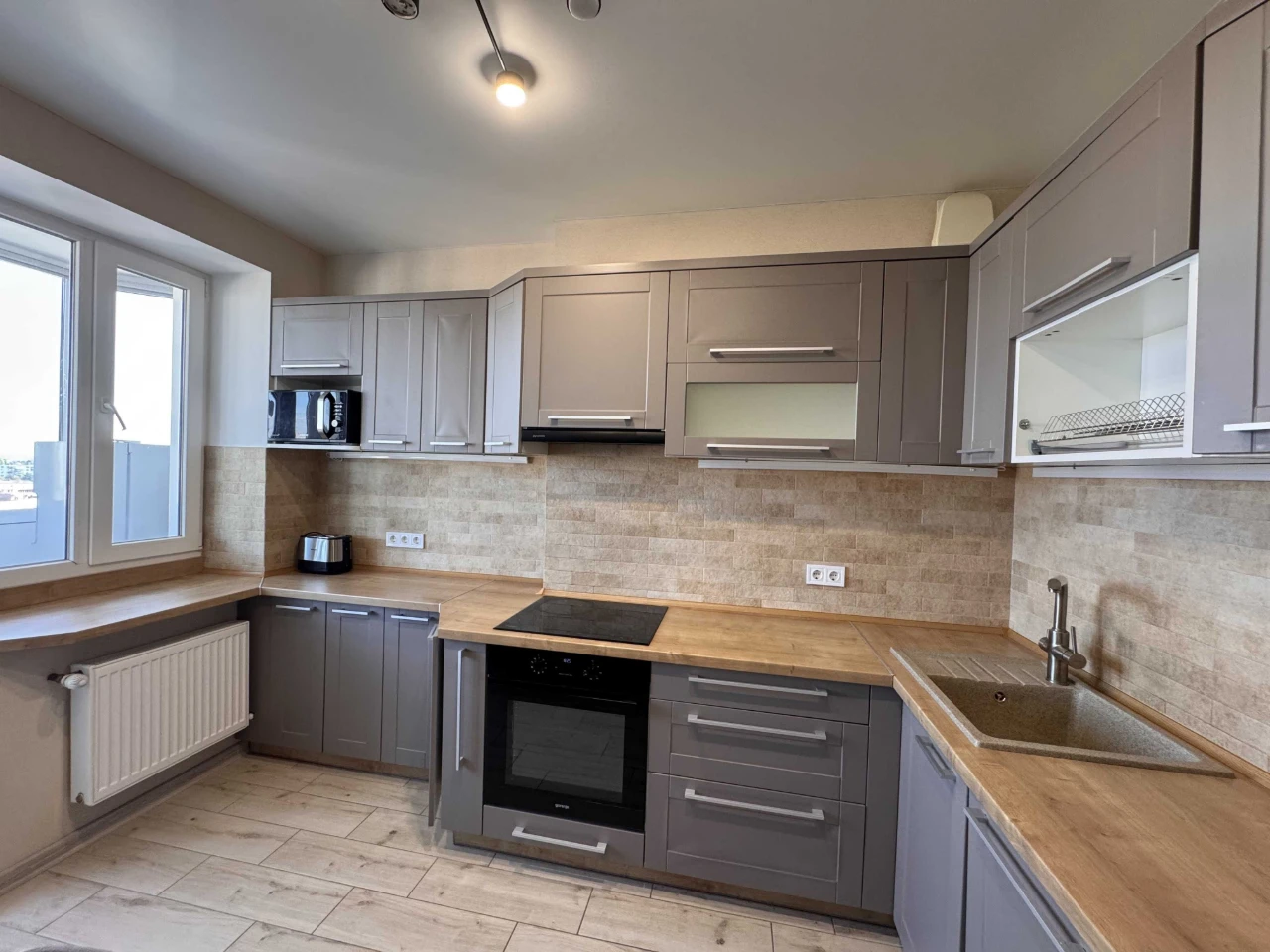 Продам 2-к квартиру 75 м² ЖК Вернисаж с ремонтом, генераторо