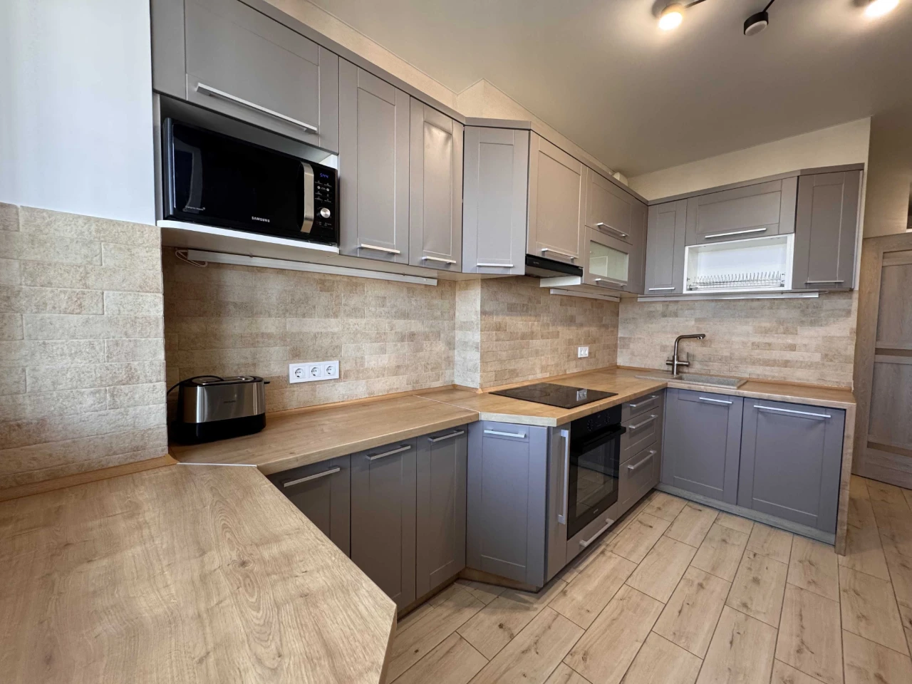 Продам 2-к квартиру 75 м² ЖК Вернисаж с ремонтом, генераторо