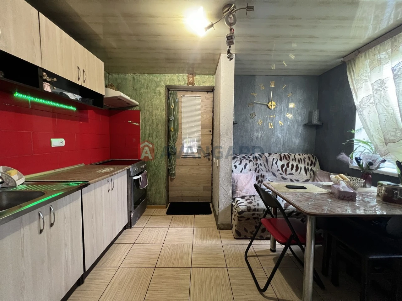 Предлагается продажа части дома.