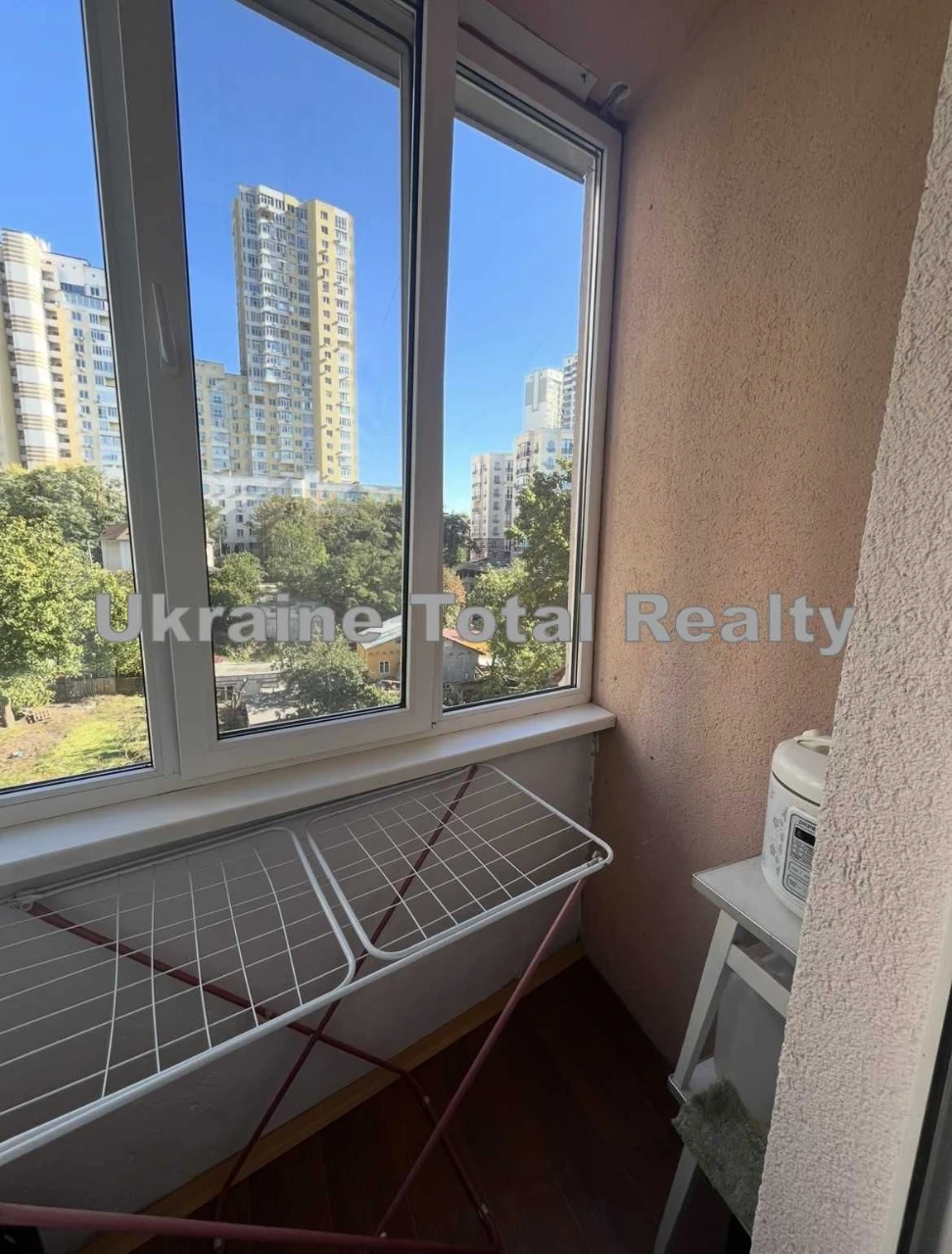 1-room apartment near the US Embassy! Berehrestyanska 12 Metro