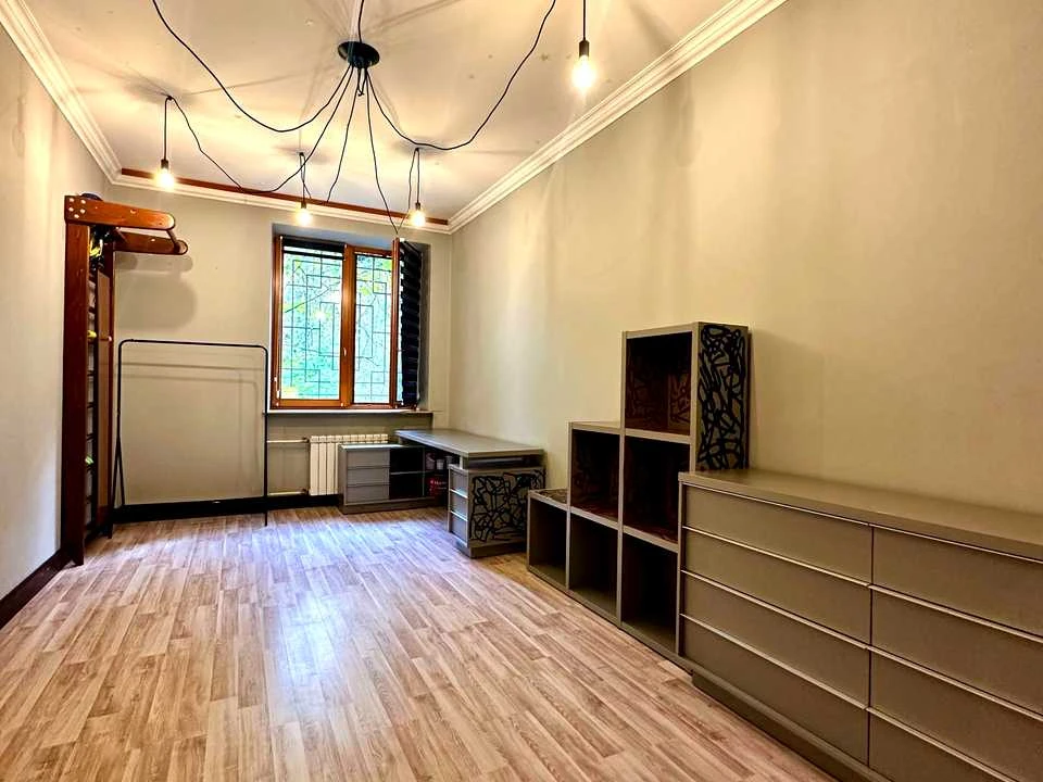 Квартира. Київ, вулиця Адама Міцкевича