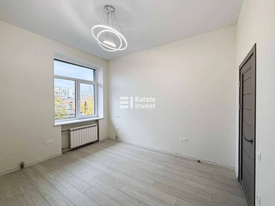For sale: 4-room apartment on Kultury Street, Gosprom, Nauchnaya and Universitet metro stations.