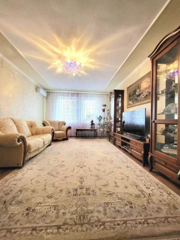 For sale a modern 3-room apartment in a monolithic new building