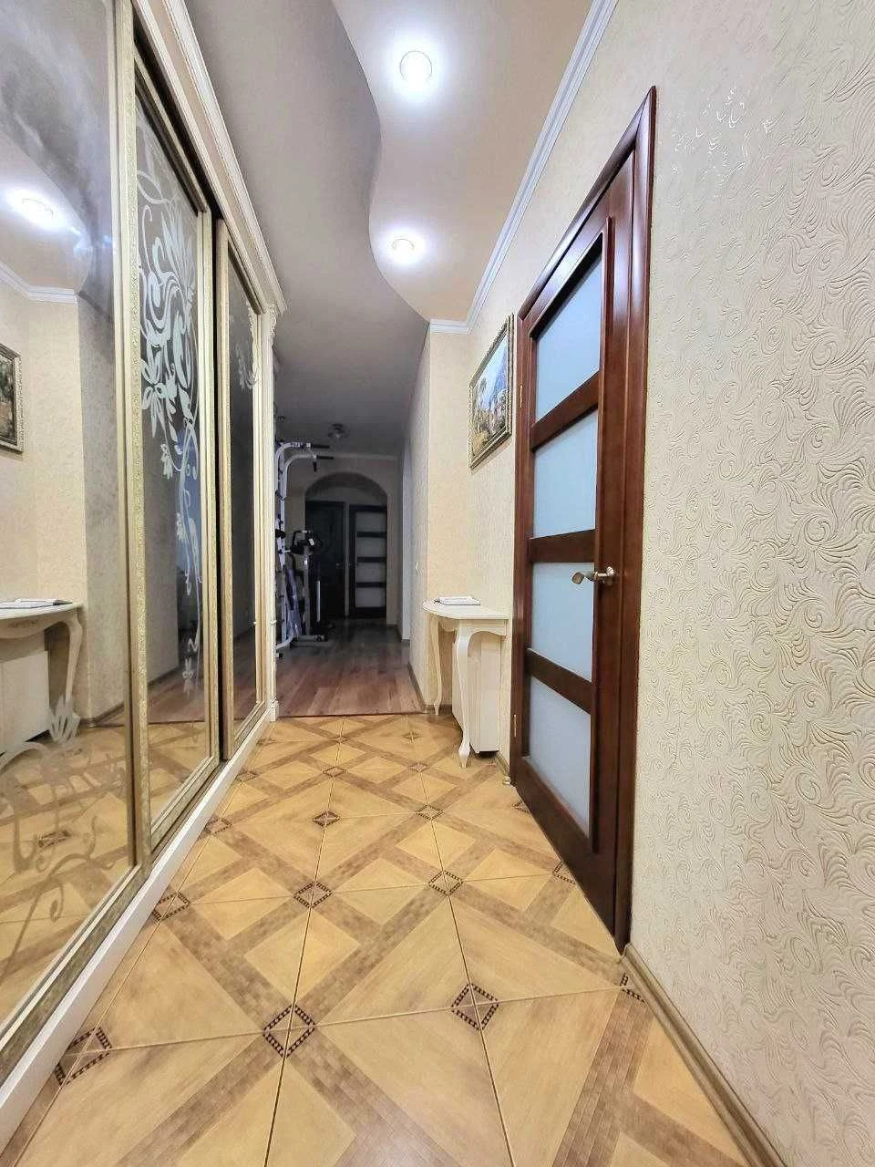 Продается современная 3-комнатная квартира в монолитном новом доме