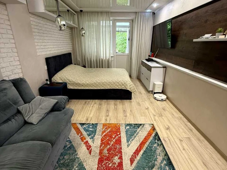 Apartment. Chernivtsi, Tovstyuika St.