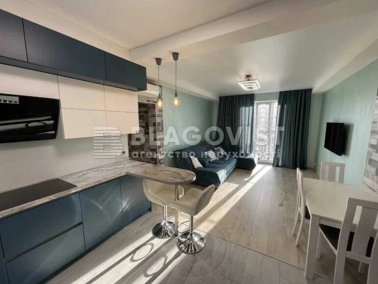 Sale of a 3-room apartment in the New England Maksimovych 24b, near the Holosiyiv metro station.