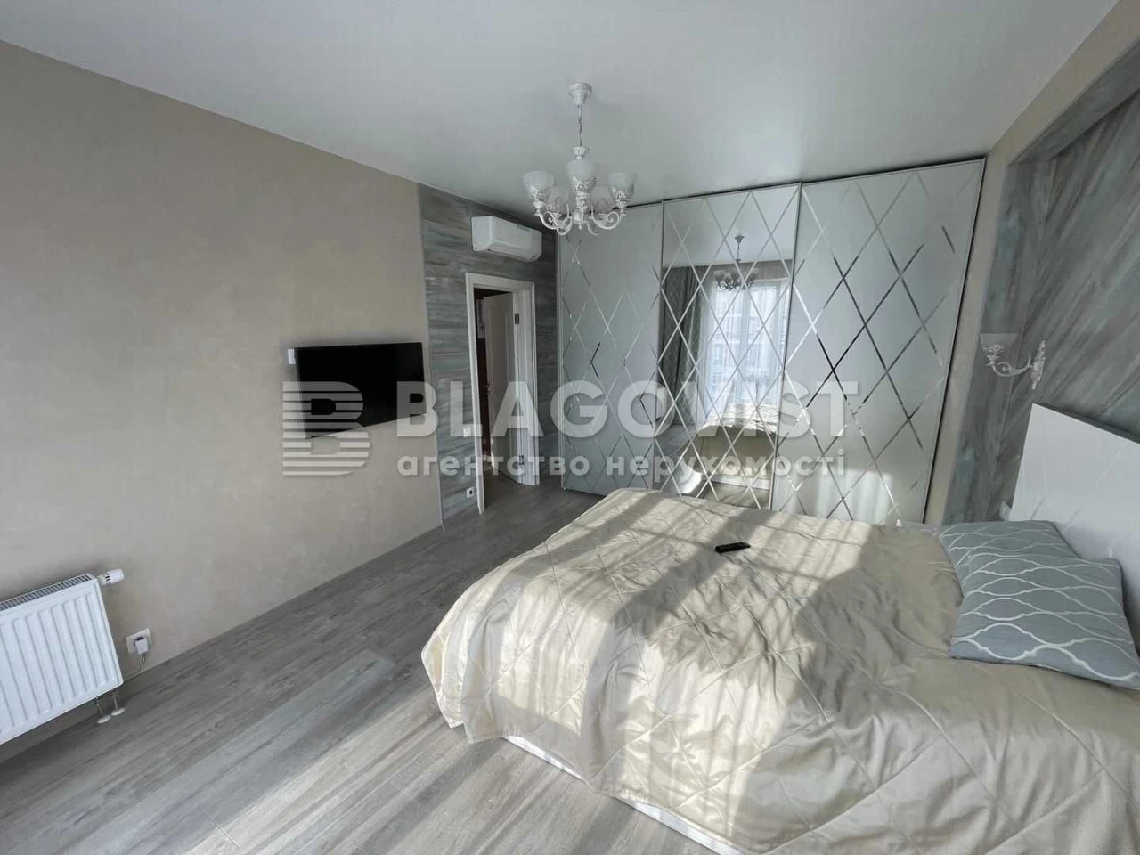 Sale of a 3-room apartment in the New England Maksimovych 24b, near the Holosiyiv metro station.
