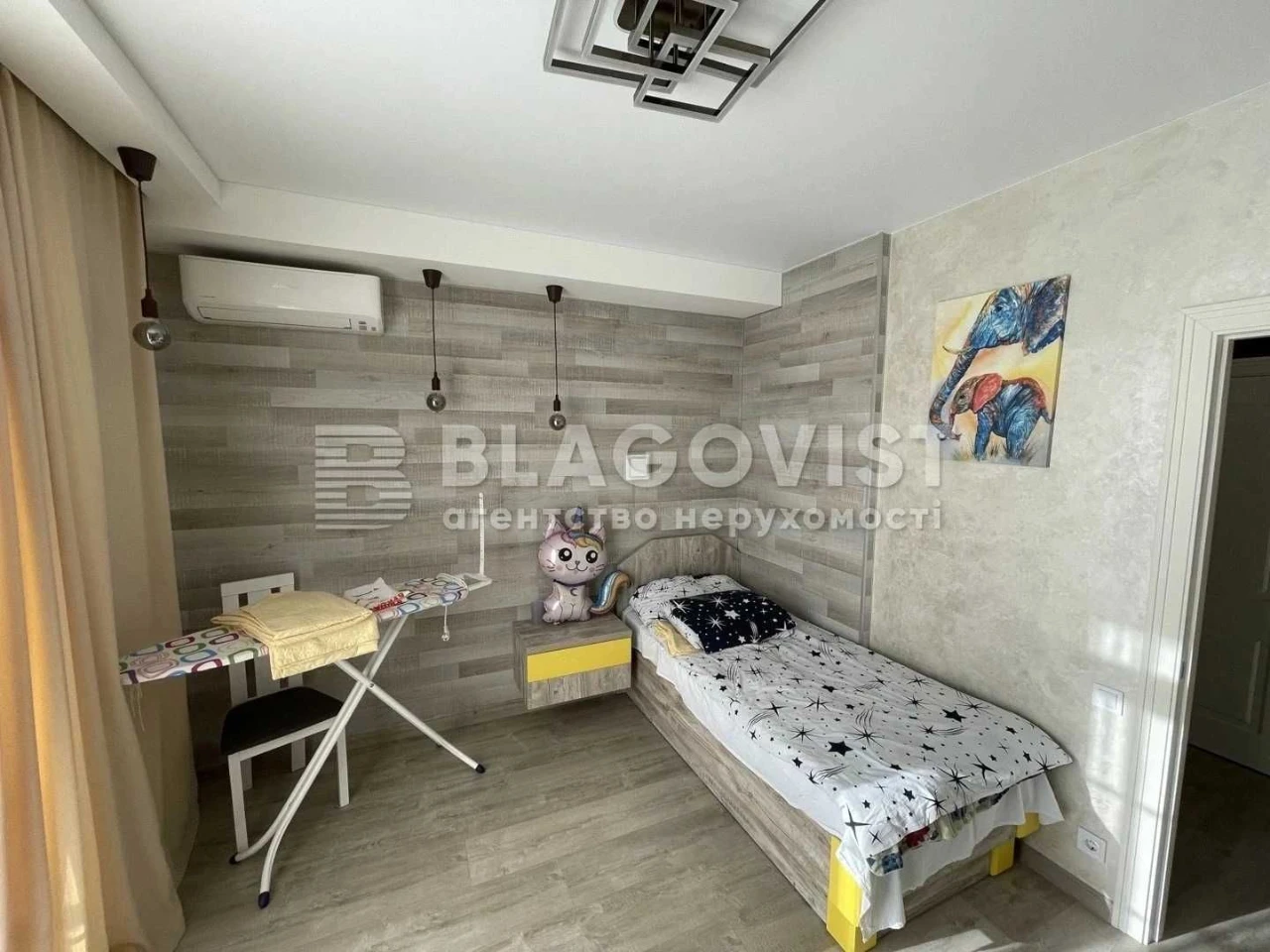 Sale of a 3-room apartment in the New England Maksimovych 24b, near the Holosiyiv metro station.