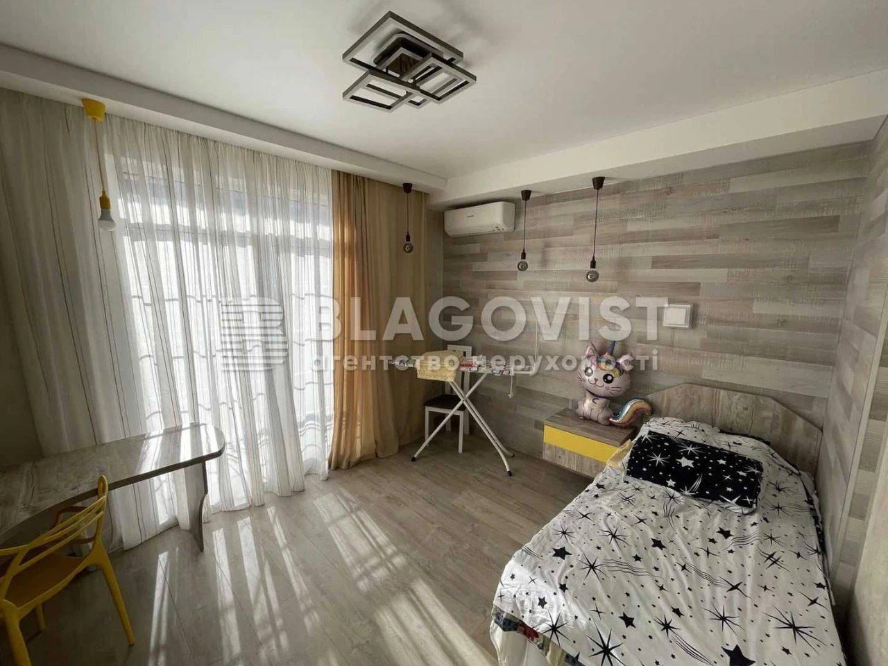 Sale of a 3-room apartment in the New England Maksimovych 24b, near the Holosiyiv metro station.