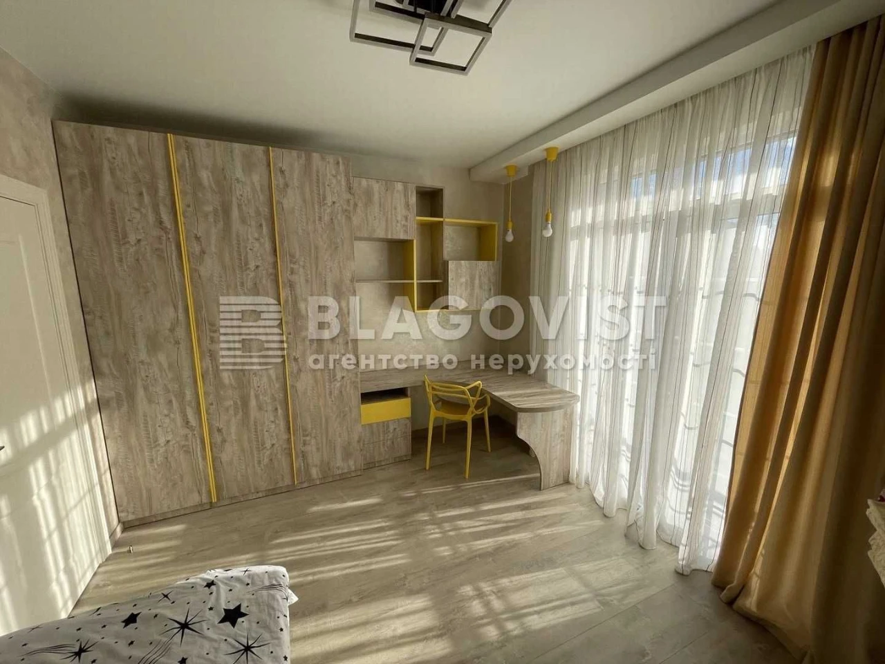 Sale of a 3-room apartment in the New England Maksimovych 24b, near the Holosiyiv metro station.