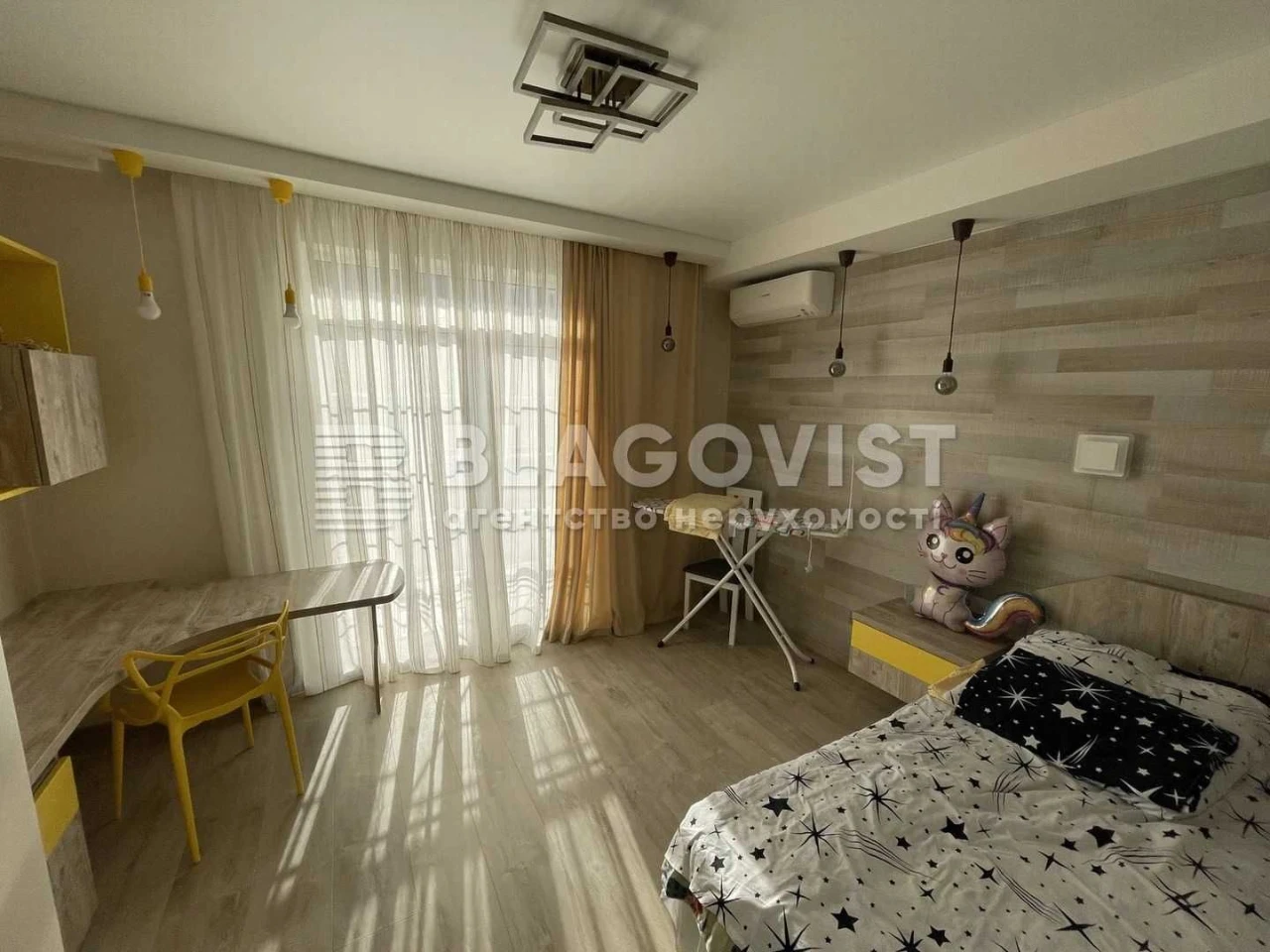 Sale of a 3-room apartment in the New England Maksimovych 24b, near the Holosiyiv metro station.