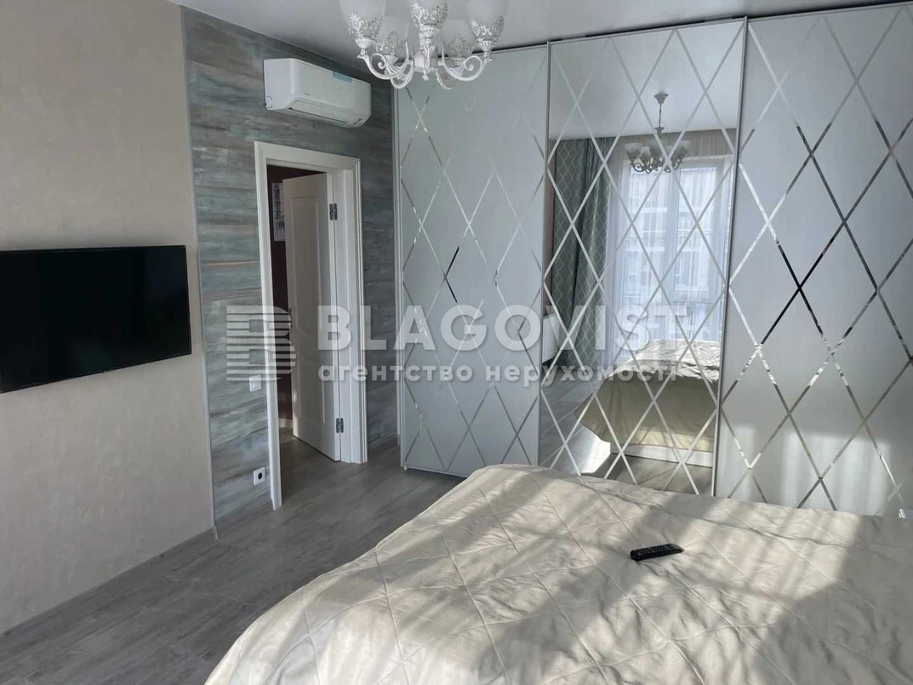 Sale of a 3-room apartment in the New England Maksimovych 24b, near the Holosiyiv metro station.