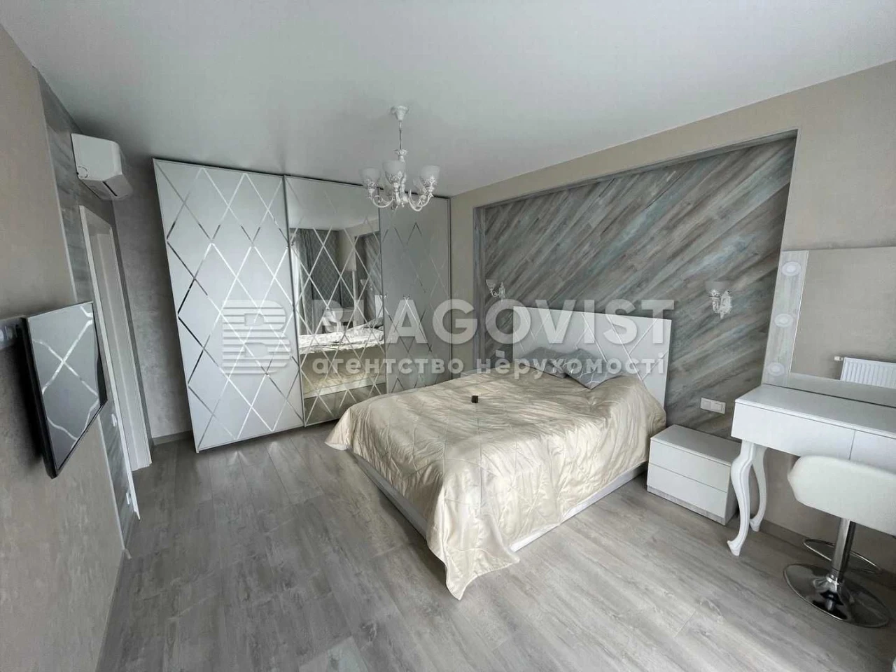 Sale of a 3-room apartment in the New England Maksimovych 24b, near the Holosiyiv metro station.