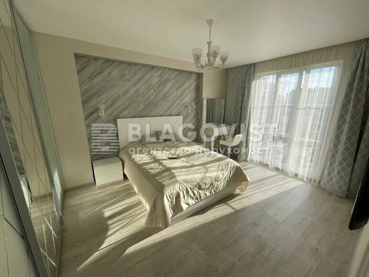 Sale of a 3-room apartment in the New England Maksimovych 24b, near the Holosiyiv metro station.