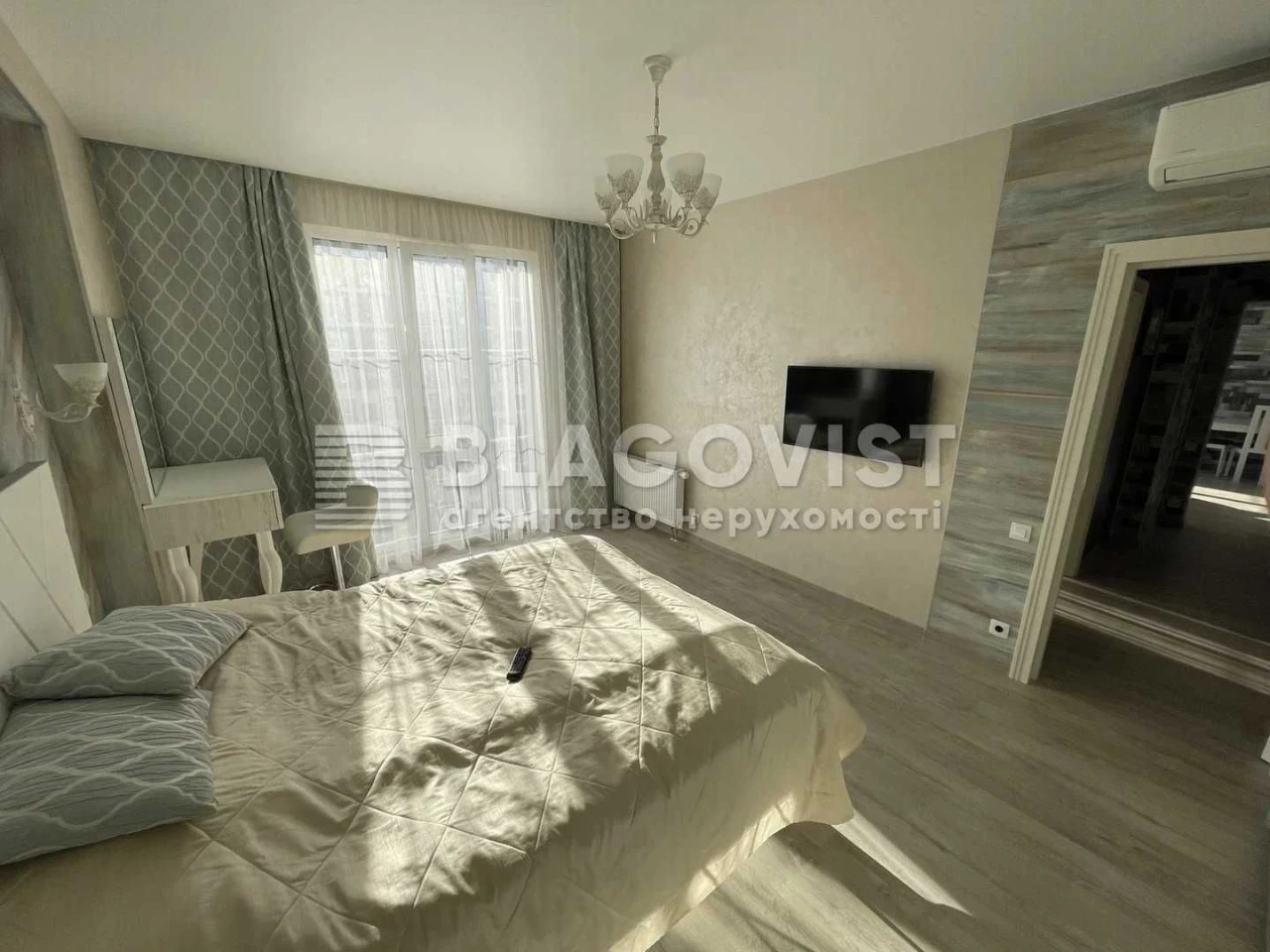 Sale of a 3-room apartment in the New England Maksimovych 24b, near the Holosiyiv metro station.