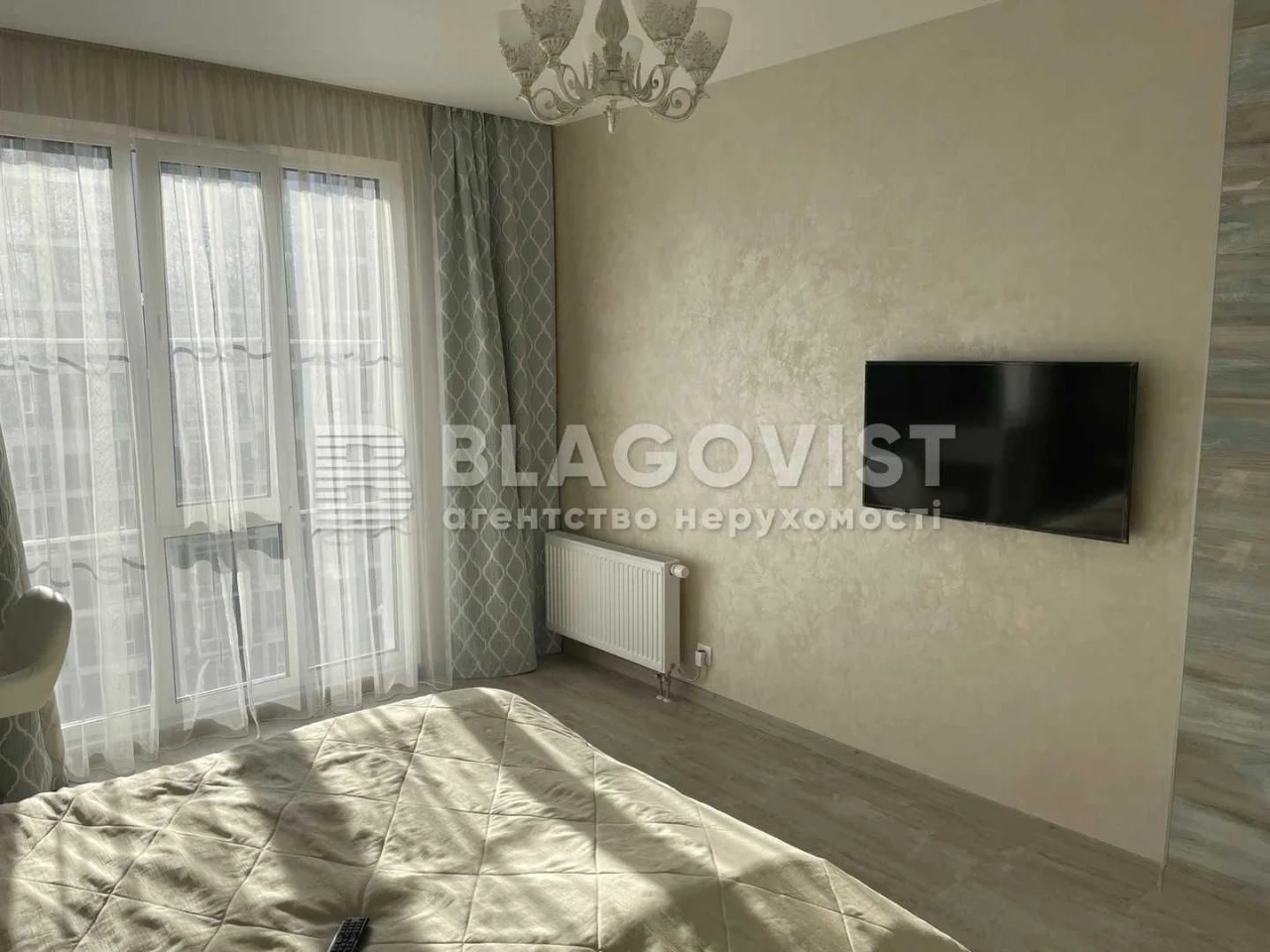 Sale of a 3-room apartment in the New England Maksimovych 24b, near the Holosiyiv metro station.