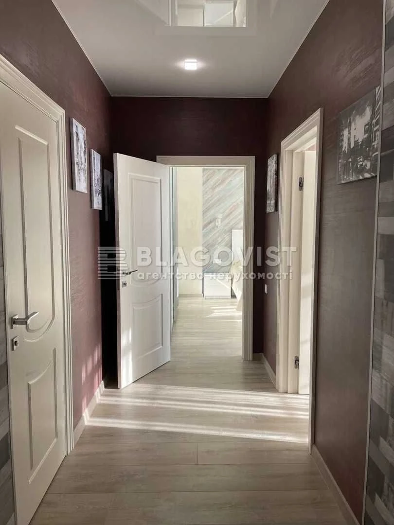Sale of a 3-room apartment in the New England Maksimovych 24b, near the Holosiyiv metro station.