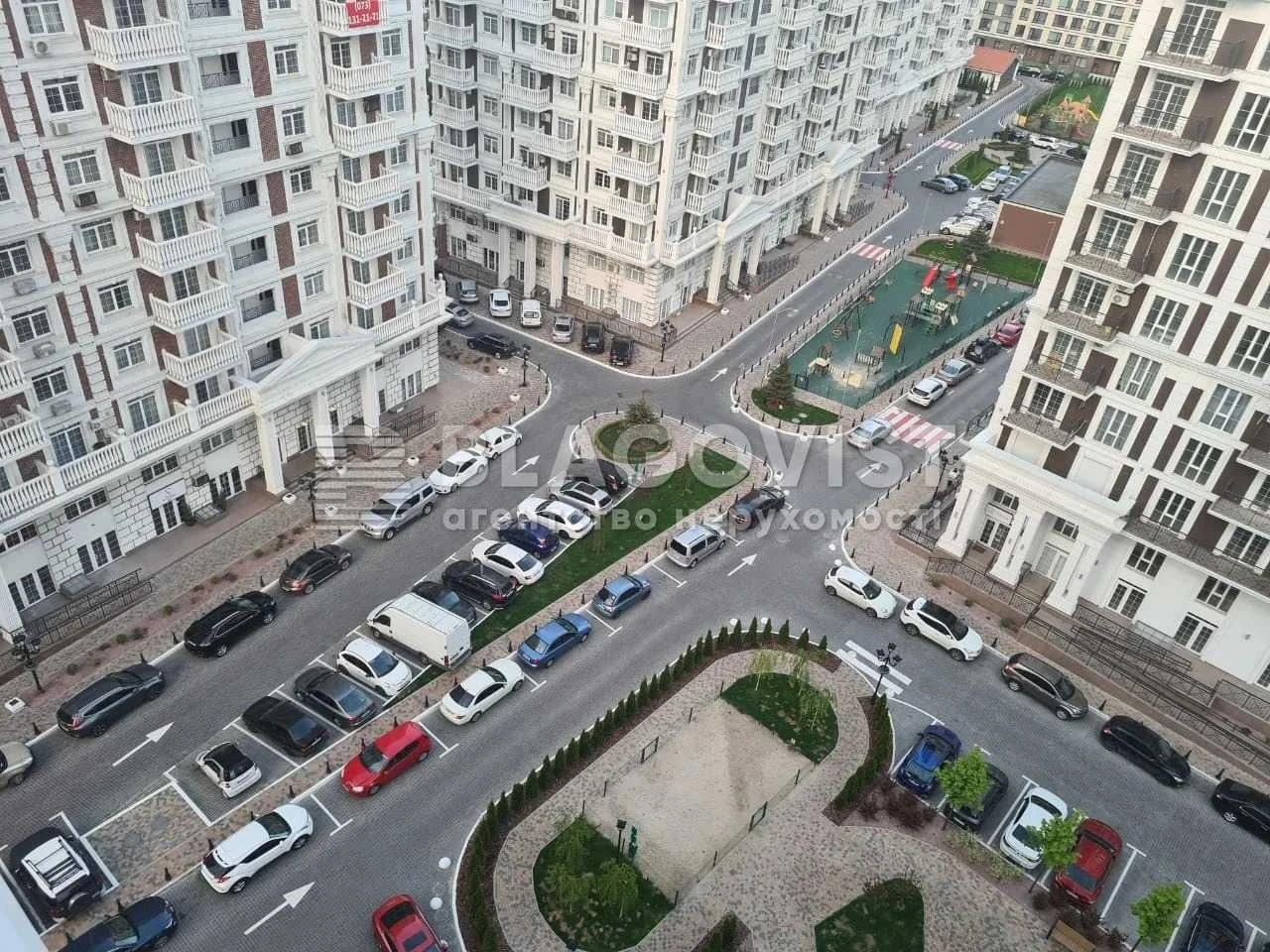 Sale of a 3-room apartment in the New England Maksimovych 24b, near the Holosiyiv metro station.