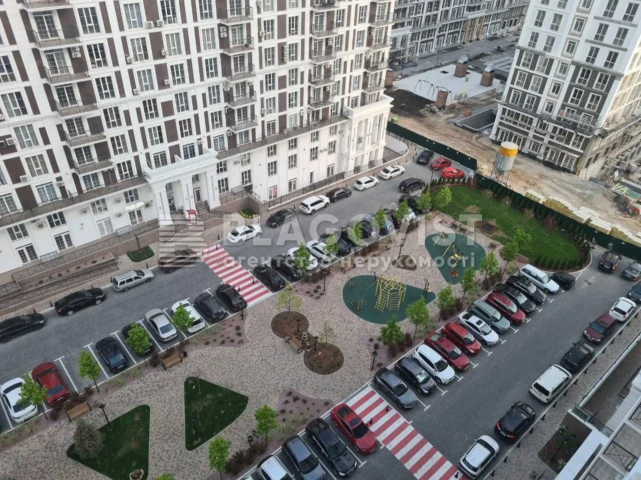 Sale of a 3-room apartment in the New England Maksimovych 24b, near the Holosiyiv metro station.
