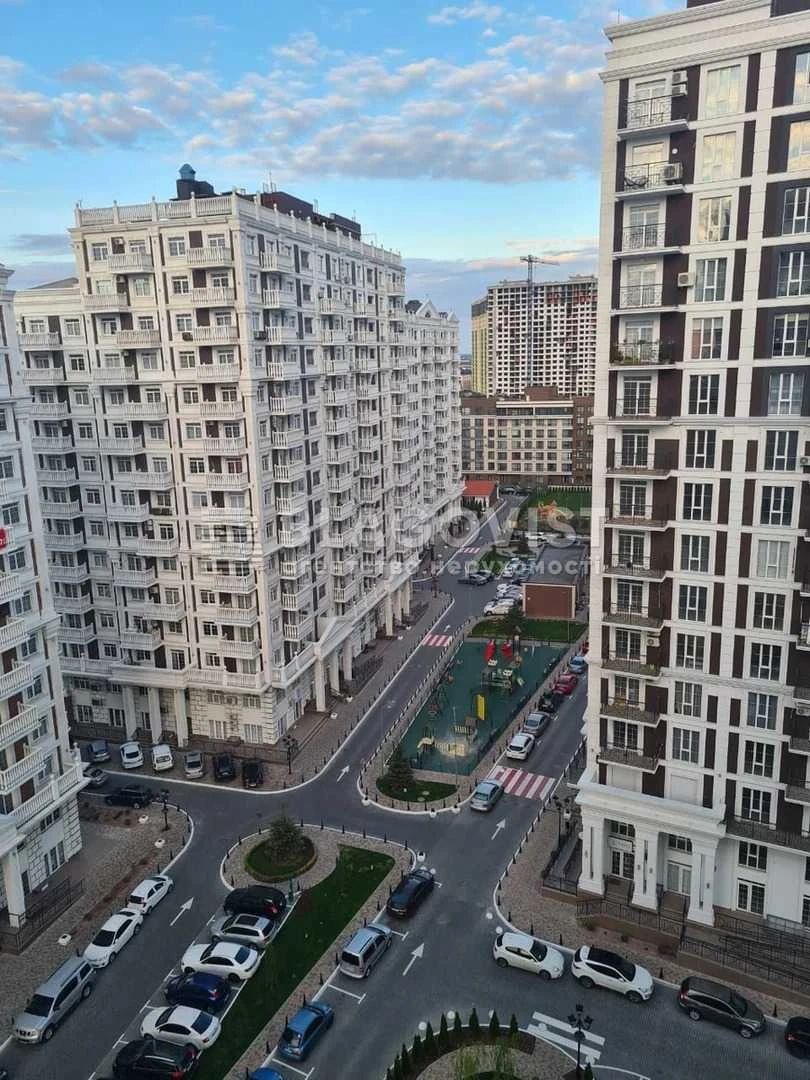 Sale of a 3-room apartment in the New England Maksimovych 24b, near the Holosiyiv metro station.