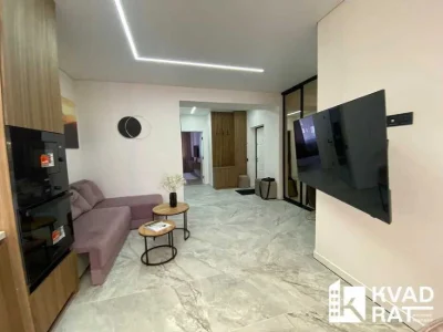 Укомплектована двокімнатна квартира в центрі міста на зручно