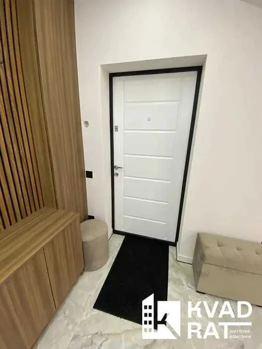 Укомплектована двокімнатна квартира в центрі міста на зручно