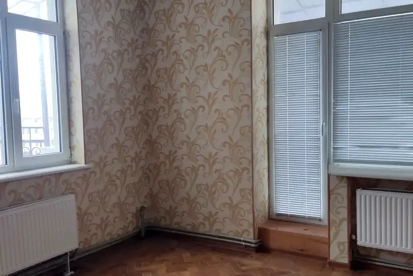 Продам 3к квартиру в центре возле метро
