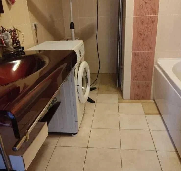 Продам 3к квартиру в центре возле метро
