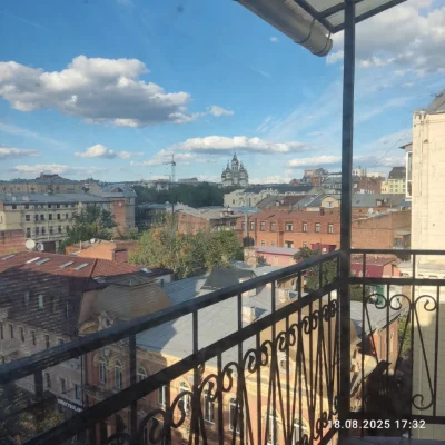 Продам 3к квартиру в центре возле метро
