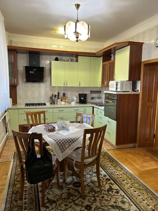 Продам будинок в центрі міста
