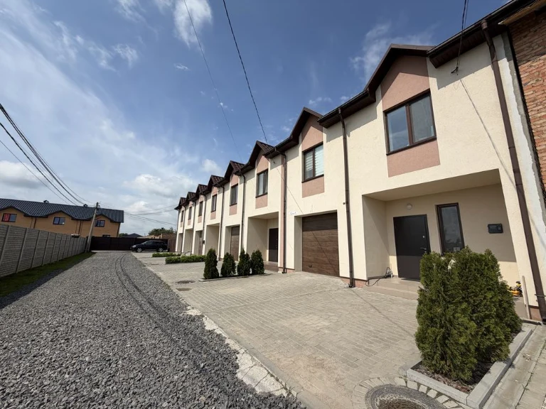 Sale of a spacious townhouse with a garage