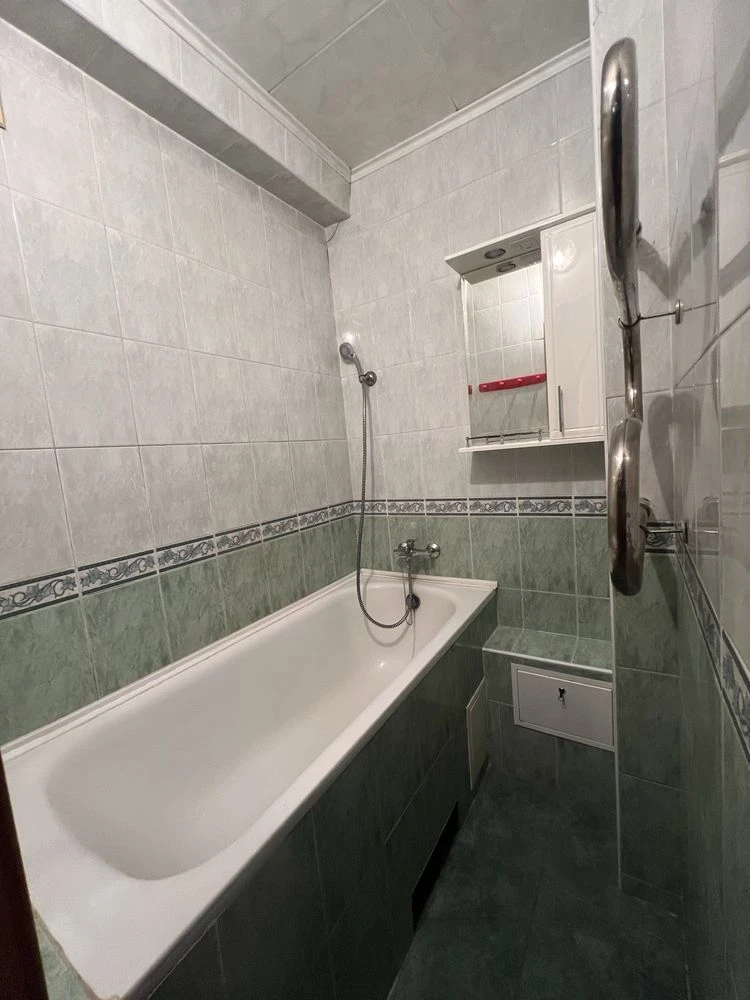 Sale of a 3-room apartment near Obolon metro – 10 minutes walk