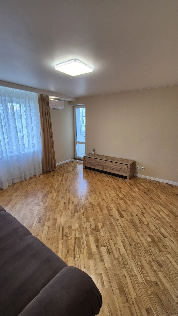 2-room apartment renovated, with furniture and economical heating, St.