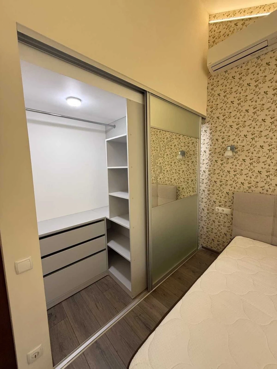 For Sale: 3-room apartment in a club house Dnipro center