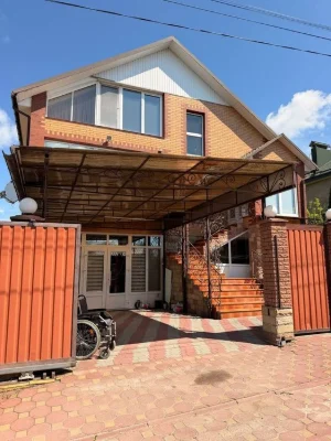 Продаж будинку з басейном