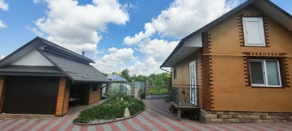 Продаж будинку з басейном