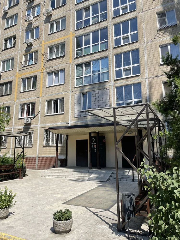 Sale of 1 apartment at Victory 6, Dobrovoliv 10