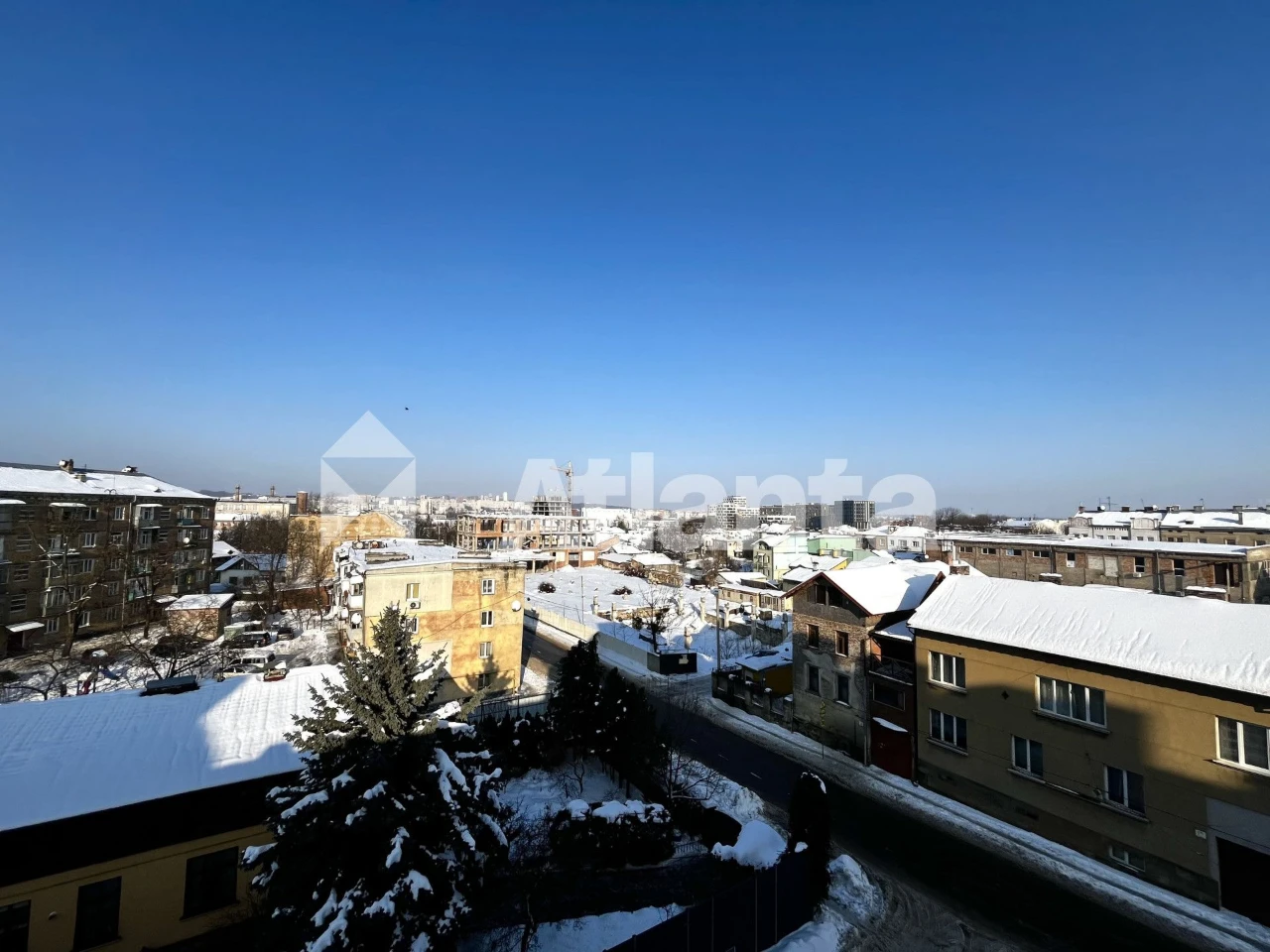 Продаж 4-кімнатної квартири по вул. Волинській.
