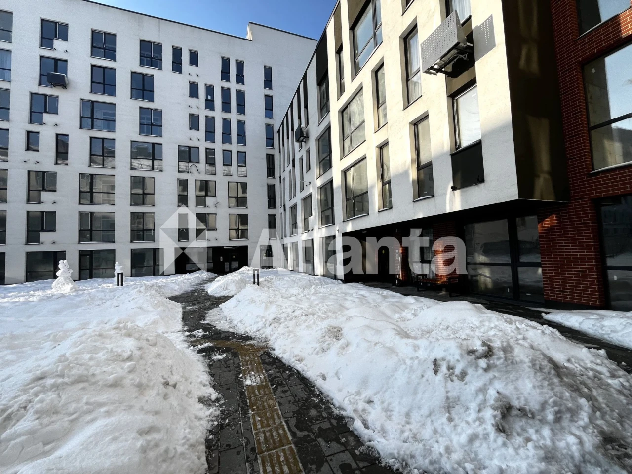 Продаж 4-кімнатної квартири по вул. Волинській.