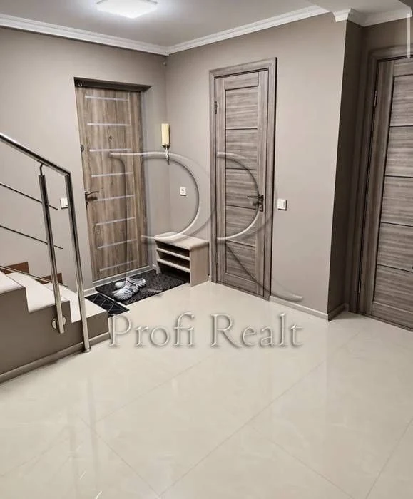 Sale of a 3-room, two-level apartment on St. Kitayska, 14