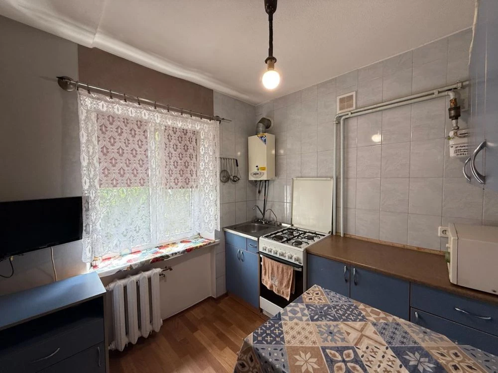 Продаж 2 к квартири . Пр. Науки( гагаріна)