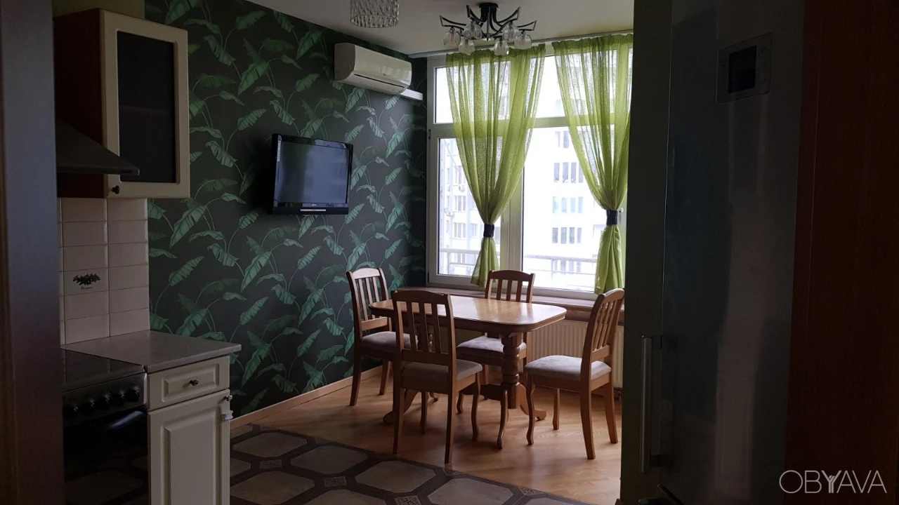 Metro Oskorky, Dniprovska Nab. 26. Offering a 2-room apartment