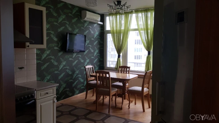 Metro Oskorky, Dniprovska Nab. 26. Offering a 2-room apartment