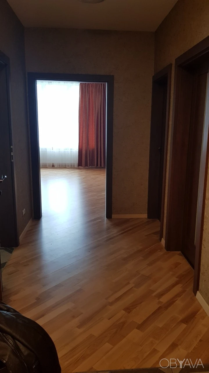 Metro Oskorky, Dniprovska Nab. 26. Offering a 2-room apartment