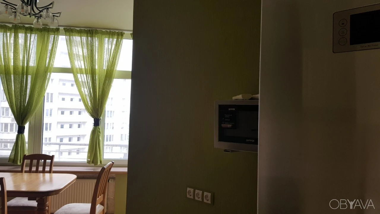 Metro Oskorky, Dniprovska Nab. 26. Offering a 2-room apartment