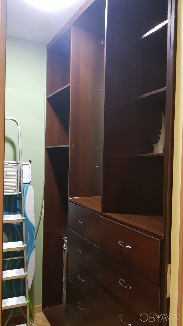 Metro Oskorky, Dniprovska Nab. 26. Offering a 2-room apartment