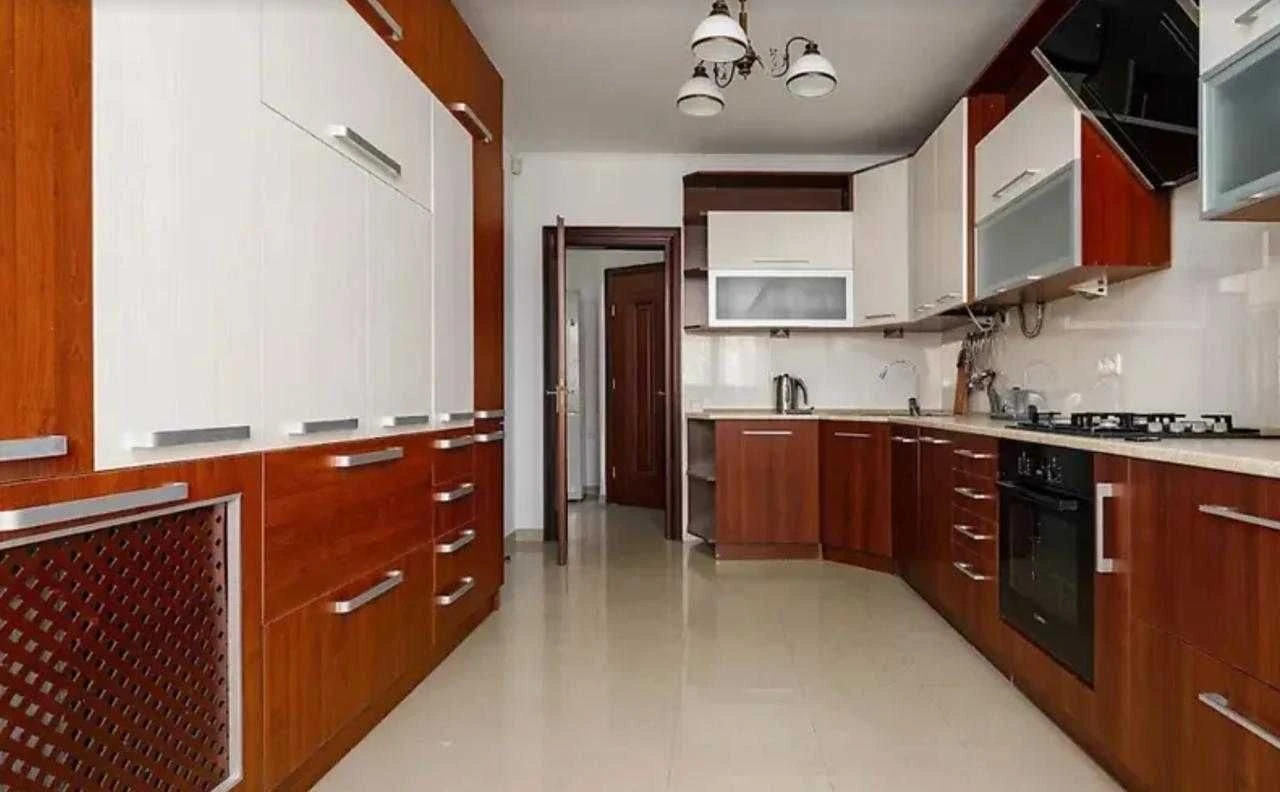 Sale of a spacious 3-room apartment with parking space on Prospekt